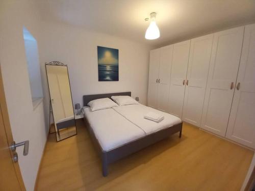 1 dormitorio con cama y espejo. en Cottage Abrunheiro Grande, en Vila de Rei