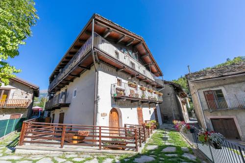 un bâtiment avec un balcon sur le côté dans l'établissement San Marco Lodge Apt Mountain Retreat - Happy Rentals, à Oulx