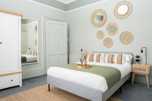 a bedroom with a bed and mirrors on the wall at Montpellier Villa 