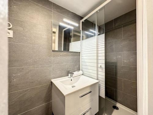une salle de bain avec un lavabo blanc et un miroir dans l'établissement Cosy Appt coeur de Lyon 1 Imbert, à Lyon