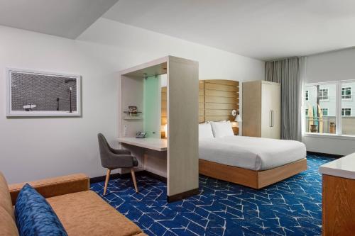 um quarto de hotel com uma cama e uma secretária em SpringHill Suites by Marriott San Diego Oceanside/Downtown em Oceanside