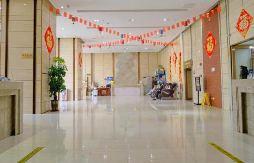 un couloir vide d'un bâtiment arborant des drapeaux rouges dans l'établissement Guangzhou Uhome Service Apartment, à Canton