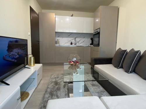 אזור ישיבה ב-Brand new and modern apartment directly next to the metro station