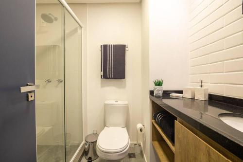 a bathroom with a toilet and a sink and a shower at Loft 508 Inn - Parque Una in Pelotas