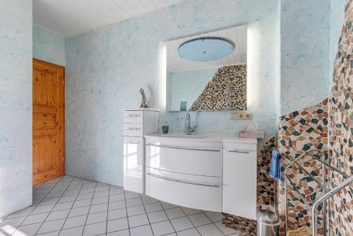 a bathroom with a sink and a mirror at Ferienwohnung im Grünen in Bissendorf