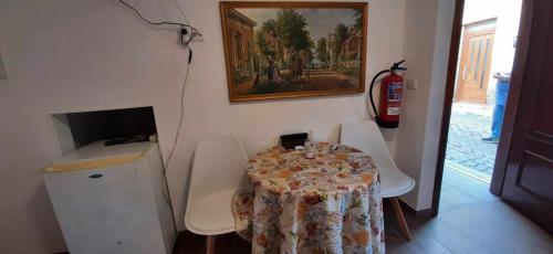 a room with a table and a fire hydrant and a table and chairs at Casa das Matriarcas - Casa da Avó Benvinda in Belmonte