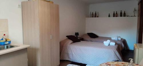 Kleines Zimmer mit einem Bett und einem Waschbecken in der Unterkunft Casa das Matriarcas - Casa da Avó Benvinda in Belmonte