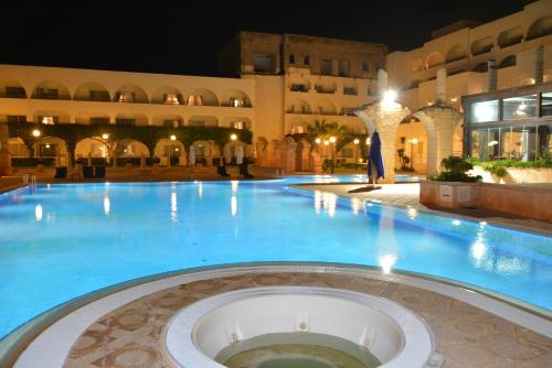 Der Swimmingpool an oder in der Nähe von Golden Carthage Hotel Tunis