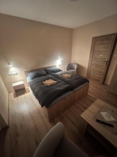 1 dormitorio con 1 cama, 1 mesa y 1 silla en Penzion u Tučňaka, en Humenné