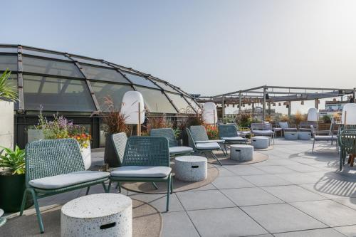 a row of chairs and tables on a patio at Gran Hotel Havana 4Sup by Escampa Hotels in Barcelona