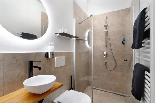y baño con ducha, aseo y lavamanos. en Wolf's Apartment Ortenau en Renchen