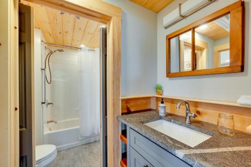 Ένα μπάνιο στο Lakefront Lovell Home with Dock Walk to Town Beach!