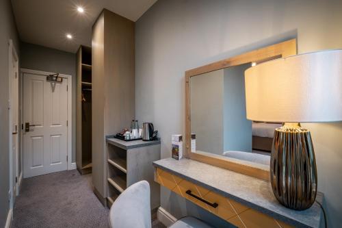1 dormitorio con espejo grande y cama en Ambleside Fell Rooms, en Ambleside