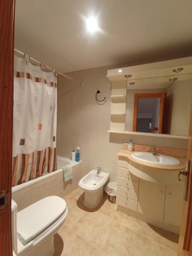 アルカニスにあるCasa Rosaのバスルーム(トイレ、洗面台、トイレ付)
