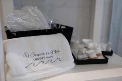anayer in a mirror every wife needs a towel at U Scrusciu d’u Mari Luxury Suite in Cefalù