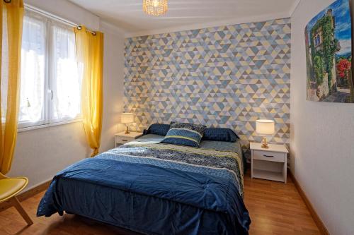 1 dormitorio con 1 cama, 2 mesas y 2 lámparas en Gîte de Mammig, en Plougastel-Daoulas