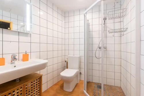 La salle de bains est pourvue de toilettes, d'un lavabo et d'une douche. dans l'établissement Cozy 3 story house in Old Town, à Tallinn