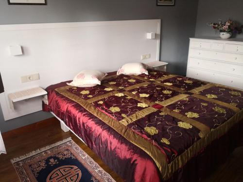 - une chambre avec un lit doté d'une couette dans l'établissement Casa de Santa Luzia B, à Caminha