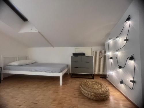 sypialnia z łóżkiem i komodą z oświetleniem w obiekcie la casa della luce w Weronie
