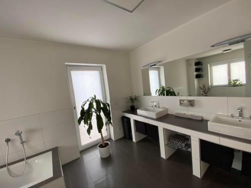 baño con 2 lavabos y espejo grande en Eifel-Mosel-Hideaway, en Landscheid