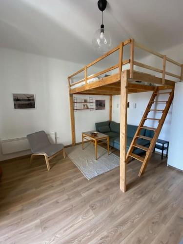 Habitación con litera y silla en Charming apartment in the heart of Gellért area., en Budapest