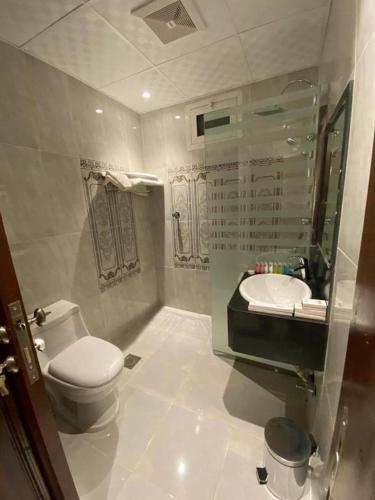 Vonios kambarys apgyvendinimo įstaigoje فندق ذكرى الكوثر