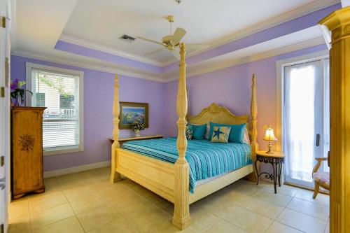 una camera con letto a baldacchino e pareti viola di Celebration House Villa a Captiva