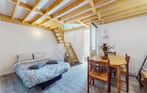 - une chambre avec un lit, une table en bois et un bureau dans l'établissement Cozy Apartment In Neuilly Le Vendin, à Neuilly-le-Vendin