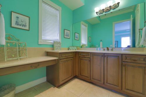 un bagno con due lavandini e un grande specchio di Celebration House Villa a Captiva