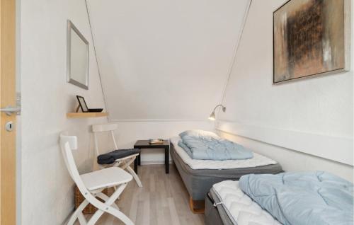 מיטה או מיטות בחדר ב-Amazing Apartment In Allinge With Wifi