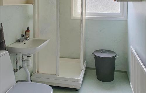 Ett badrum på Amazing Home In Malungsfors With Kitchen