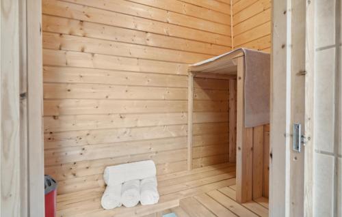 una sauna con toallas blancas en una sala de madera en Lovely Home In Fjerritslev With Wifi en Fjerritslev