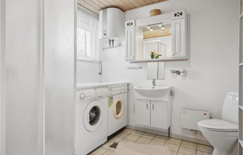 baño blanco con lavadora y lavamanos en Amazing Home In Snedsted With 2 Bedrooms And Wifi, en Skyum