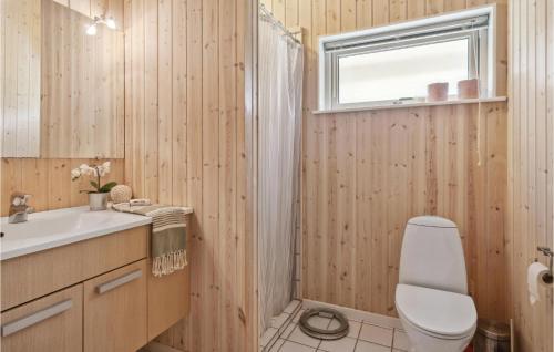 La salle de bains est pourvue de toilettes, d'un lavabo et d'une fenêtre. dans l'établissement 3 Bedroom Lovely Home In Kalundborg, à Kalundborg