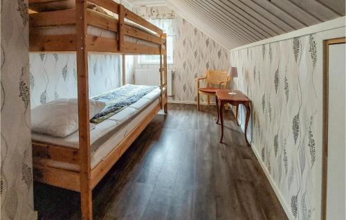- une chambre avec des lits superposés et un bureau dans l'établissement Awesome Home In Bstad With Kitchen, à Båstad