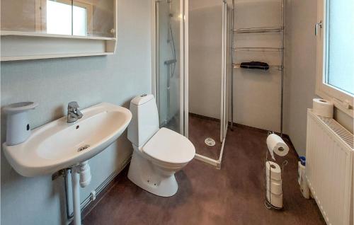 La salle de bains est pourvue de toilettes, d'un lavabo et d'une douche. dans l'établissement Awesome Home In Bstad With Kitchen, à Båstad