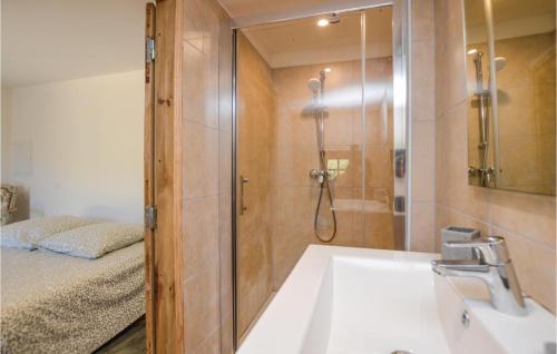 y baño con ducha, lavabo y bañera. en Amazing Home In Feliceto With Outdoor Swimming Pool, en Feliceto