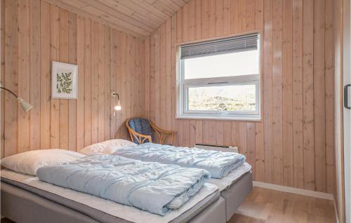 HelberskovにあるBeautiful Home In Hadsund With House Sea Viewの木製の壁のベッドルーム1室
