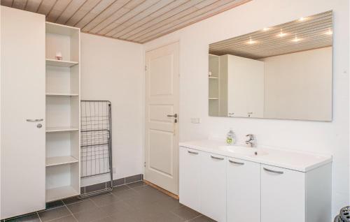 HelberskovにあるBeautiful Home In Hadsund With House Sea Viewのバスルーム(白い洗面台、鏡付)