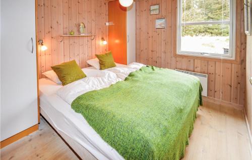 ロッケンにあるAwesome Home In Lkken With 4 Bedrooms, Sauna And Wifiのベッドルーム1室(緑の毛布付きの大型ベッド1台付)
