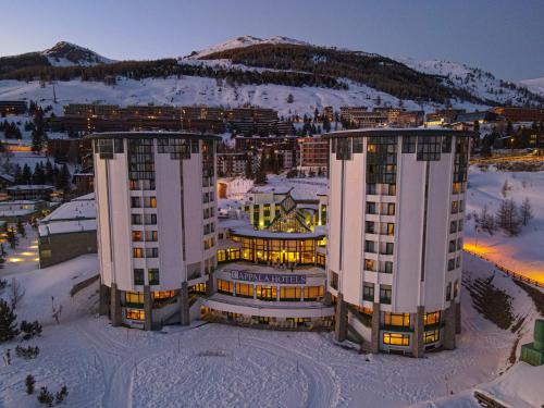 セストリエーレにあるHotel Club Uappala Sestriereの雪上のホテルの空中ビュー