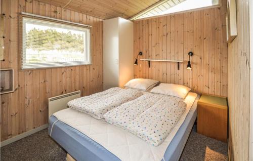 GrønhøjにあるGorgeous Home In Lkken With Kitchenの木製の壁のベッドルーム1室