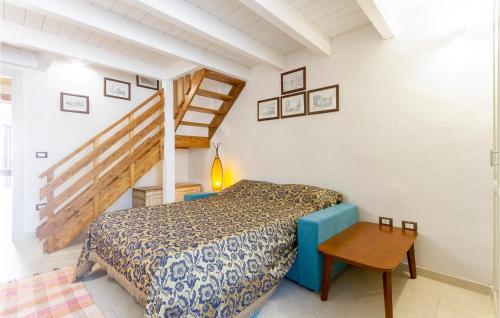 una camera con letto e scala di 2 Bedroom Cozy Home In Vitigliano a Vitigliano