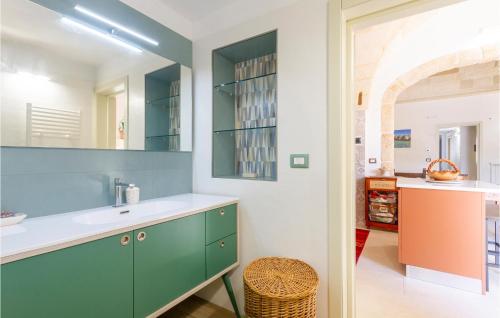 ein Bad mit einem Waschbecken und einem Spiegel in der Unterkunft 2 Bedroom Cozy Home In Vitigliano in Vitigliano