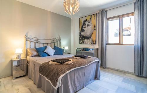 um quarto com uma cama grande e almofadas azuis em Lovely Apartment In Las Lagunas De Mijas With Outdoor Swimming Pool em La Cala de Mijas