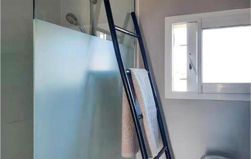 un asciugamano appeso a un portasciugamani in bagno di 3 Bedroom Cozy Home In S,sulpice-de-faleyrens a Saint-Sulpice-de-Faleyrens