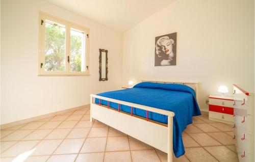 Mandra CapreriaにあるVilla Speraの白いベッドルーム(ベッド1台、窓付)