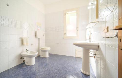 bagno bianco con lavandino e servizi igienici di Villa Spera a Mandra Capreria