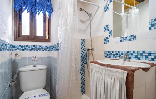 uma casa de banho com um WC e um lavatório em Amazing Cottage In Algatocn With Kitchen em Algatocín