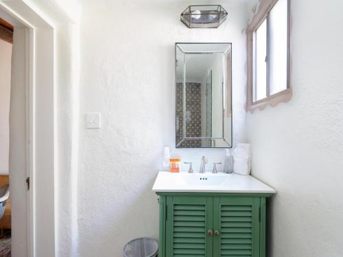 uma casa de banho com um armário verde e um lavatório em Bird House em Santa Fé